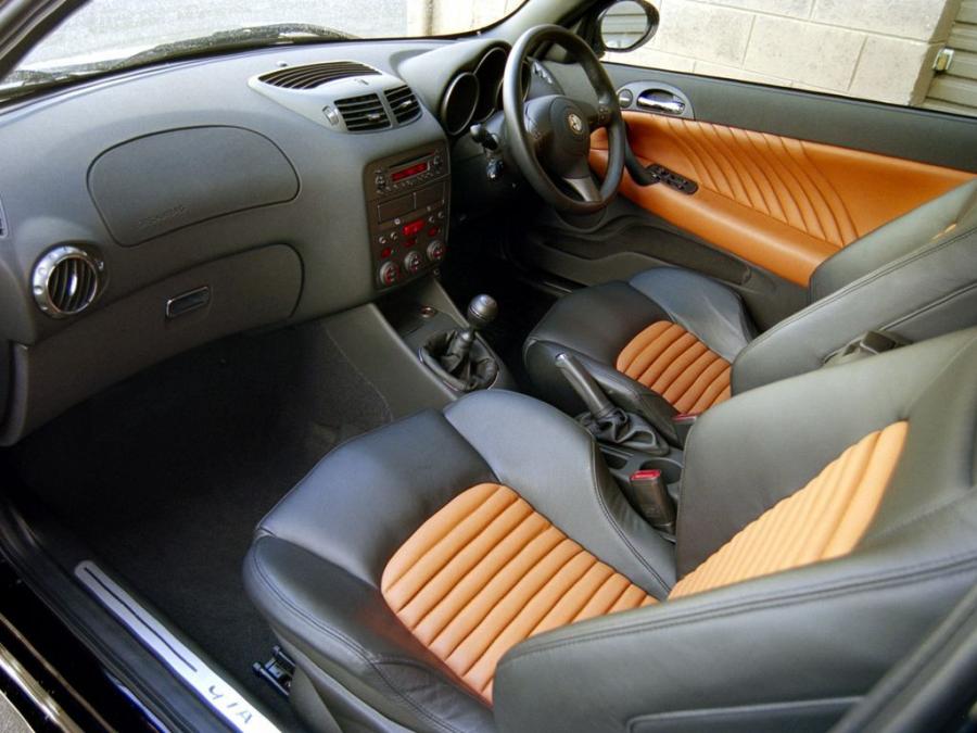 Интерьер Alfa Romeo 147 GTA (937A) 2003 года  (AU) (фото 20 из 24)